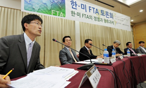 한국무역협회와 대외경제정책연구원이 지난 23일 서울 삼성동 코엑스에서 공동 개최한 ‘한ㆍ미 FTA 토론회: 한ㆍ미 FTA 협상의 쟁점과 향후 과제’ 세미나에서 패널들이 주제발표를 하고 있다.