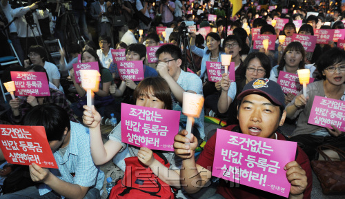 전국등록금네트워크와 한국대학생연합 500여명이 7일 오후 청계광장 옆에서 촛불집회를 열고 반값 등록금 시행을 촉구하고 있다. 박현구 기자phko@heraldm.com 2011.06.07
전국등록금네트워크와 한국대학생연합 500여명이 7일 오후 청계광장 옆에서 촛불집회를 열고 반값 등록금 시행을 촉구하고 있다. 박현구 기자phko@heraldm.com 2011.06.07
정부와 여당이 반값 등록금 대책을 추진하고 있으나 대학생, 학부모 등의 반발은 여전하다. 사진은 ‘반값 등록금’ 실현을 위한 촛불집회 장면.  ［헤럴드경제DB］