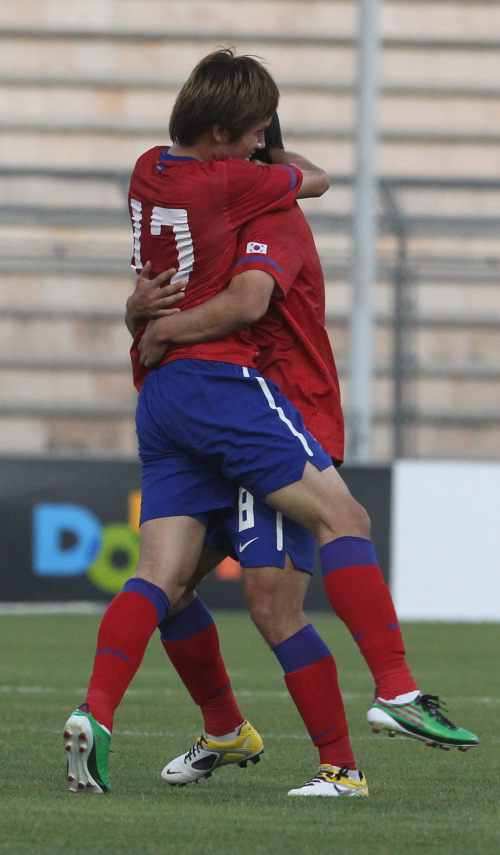 <YONHAP PHOTO-0126> 동점골의 기쁨 (암만<요르단>=연합뉴스) 김승두 특파원 = 24일 오전(한국시간) 요르단 암만 인터내셔널 스타디움에서 열린 2012년 런던올림픽 축구 아시아지역 2차 예선 요르단과의 경기 후반 홍철이 동점골을 성공시킨 뒤 윤빛가람과 기쁨을 나누고 있다. 2011.6.24 kimsdoo@yna.co.kr/2011-06-24 01:47:11/ <저작권자 ⓒ 1980-2011 ㈜연합뉴스. 무단 전재 재배포 금지.>
Hong Chul (left) celebrates with teammate Yoon Bit-garam after scoring against Jordan on Thursday in Amman, Jordan.  Yonhap News