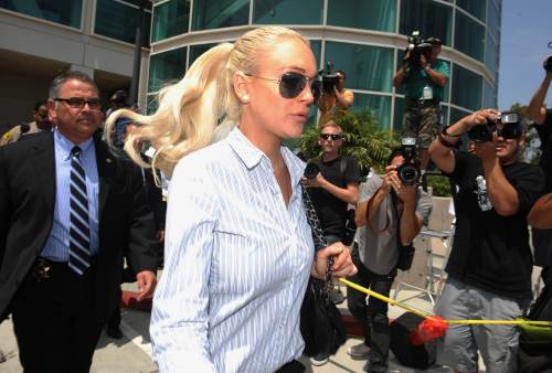 <YONHAP PHOTO-0529> US Actress Lindsey Lohan leaves after a probation hearing at Airport Branch Courthouse on June 23, 2011 in Los Angeles, California. Lohan was called into court after testing positive for alcohol in a recent test. But Judge Stephanie Sautner determined that an earlier order from a different judge requiring her to be tested for alcohol had already expired -- so there is no requirement that she abstain from drinking. Sauter ordered Lohan to stop having parties while she is on house arrest for a probation violation. TOPSHOTS/AFP PHOTO / Robyn BECK /2011-06-24 06:26:44/ <저작권자 ⓒ 1980-2011 ㈜연합뉴스. 무단 전재 재배포 금지.>
U.S. actress Lindsey Lohan leaves after a probation hearing at Airport Branch Courthouse on Thursday in Los Angeles, California. AFP-Yonhap News