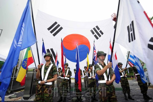 6.25를 하루 앞 군 24일 오전 경부고속도로 서울관문 양재 나들목에서 서초구가 6월 호국 보훈의 달을 맞아 6.25전쟁을 추념하고 주민과 어린이들이 애국심을 가질 수 있도록 마련한 아파트 40평 크기의 초대형 태극기를 게양하고 있다.  박해묵 기자/mook@heraldm.com
6.25를 하루 앞 군 24일 오전 경부고속도로 서울관문 양재 나들목에서 서초구가 6월 호국 보훈의 달을 맞아 6.25전쟁을 추념하고 주민과 어린이들이 애국심을 가질 수 있도록 마련한 아파트 40평 크기의 초대형 태극기를 게양하고 있다.  박해묵 기자/mook@heraldm.com
6.25를 하루 앞 군 24일 오전 경부고속도로 서울관문 양재 나들목에서 서초구가 6월 호국 보훈의 달을 맞아 6.25전쟁을 추념하고 주민과 어린이들이 애국심을 가질 수 있도록 마련한 아파트 40평 크기의 초대형 태극기를 게양하고 있다.  박해묵 기자/mook@heraldm.com
6ㆍ25 전쟁 발발일을 하루 앞둔 24일 서울 경부고속도로 양재나들목에 가로 13.5m 세로 9m의 초대형 태극기가 게양되고 있다. 이 태극기는 서초구청이 호국보훈의 달을 맞아 주민과 어린이들의 애국심을 고취하고자 게양했다.    박해묵 기자/mook@heraldm.com