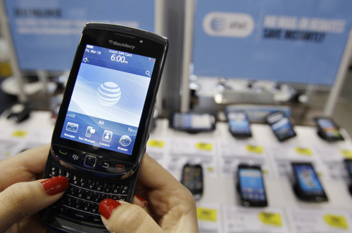 <YONHAP PHOTO-2421> FILE - In this March 22, 2011 file photo, a customer looks at a Research In Motion Blackberry Torch using a AT&T carrier, at a Best Buy in Mountain View, Calif. The U.S. International Trade Commission in Washington is expected to issue a ruling Thursday, June 23, 2011, on Kodak's complaint that its 2001 image-preview patent was infringed by iPhone behemoth Apple Inc., of Cupertino, Calif., and Research in Motion, maker of the BlackBerry. (AP Photo/Paul Sakuma, file)/2011-06-23 22:19:20/ <저작권자 ⓒ 1980-2011 ㈜연합뉴스. 무단 전재 재배포 금지.>
A customer looks at a Research In Motion Blackberry Torch using a AT&T carrier, at a Best Buy in Mountain View, California.  AP-Yonhap News