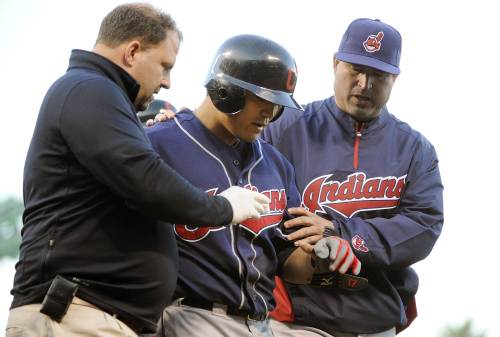 <YONHAP PHOTO-0818> SAN FRANCISCO, CA - JUNE 24: Shin-soo Choo #17 of the Cleveland Indians is helped off the field by manager Manny Acta #11 and trainer Lonnie Soloff (L) after being hit by a pitch from Jonathan Sanchez #57 of the San Francisco Giants in the fourth inning during a MLB baseball game at AT&T Park June 24, 2011 in San Francisco, California. Thearon W. Henderson/Getty Images/AFP== FOR NEWSPAPERS, INTERNET, TELCOS & TELEVISION USE ONLY == /2011-06-25 13:43:52/ <저작권자 ⓒ 1980-2011 ㈜연합뉴스. 무단 전재 재배포 금지.>
Indians right fielder Choo Shin-soo (center) is helped off the field after being hit on the hand by a pitch.  AFP-Yonhap News