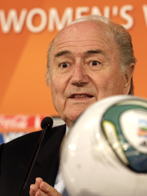 <YONHAP PHOTO-0340> FIFA President Josef Blatter speaks during a news conference at the Berlin Olympic Stadium in Germany, Saturday, June 25, 2011 one day before the start of the Women's Soccer World Cup 2011. (AP Photo/Michael Sohn)/2011-06-26 08:40:47/ <저작권자 ⓒ 1980-2011 ㈜연합뉴스. 무단 전재 재배포 금지.>
FIFA president Sepp Blatter speaks during a news conference on Saturday.  AP-Yonhap News