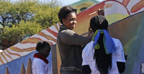 <YONHAP PHOTO-2024> US first lady Michelle Obama (C) paints a mural with youths at Botswana-Baylor Adolescent Center which offers teenagers with HIV support in Gaborone, Botswana, on June 24, 2011. AFP PHOTO/ POOL/Charles Dharapak /2011-06-24 21:03:08/ <저작권자 ⓒ 1980-2011 ㈜연합뉴스. 무단 전재 재배포 금지.>
U.S. first lady Michelle Obama paints a mural with youths at Botswana-Baylor Adolescent Center, which offers teenagers with HIV support in Gaborone, Botswana, Friday.  AFP-Yonhap News