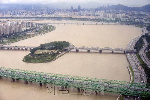 5호 태풍 메아리로 인해 전국이 강풍을 동반한 비가 내리고 있는 가운데 26일 오전 한강이 흙탕물로 변하고 있다. 박해묵 기자/mook@heraldm.com
5호 태풍 메아리로 인해 전국이 강풍을 동반한 비가 내리고 있는 가운데 26일 오전 한강이 흙탕물로 변하고 있다. 박해묵 기자/mook@heraldm.com