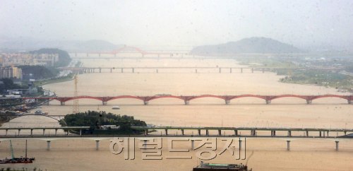 5호 태풍 메아리로 인해 전국이 강풍을 동반한 비가 내리고 있는 가운데 26일 오전 한강이 흙탕물로 변하고 있다. 박해묵 기자/mook@heraldm.com
5호 태풍 메아리로 인해 전국이 강풍을 동반한 비가 내리고 있는 가운데 26일 오전 한강이 흙탕물로 변하고 있다. 박해묵 기자/mook@heraldm.com