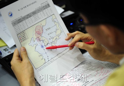 전국이 많은 비와 강풍을 동반한 태풍 메아리의 영향을 받고 있는 가운데 26일 오전 중앙재난본부가 야외활동 자제와 위험지역 주민 대피를 당부하며 관계자들이 분주하게 움직이고 있다. 박해묵 기자/mook@heraldm.com
전국이 많은 비와 강풍을 동반한 태풍 메아리의 영향을 받고 있는 가운데 26일 오전 중앙재난본부가 야외활동 자제와 위험지역 주민 대피를 당부하며 관계자들이 분주하게 움직이고 있다. 박해묵 기자/mook@heraldm.com