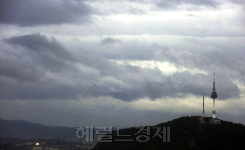 5호 태풍 메아리로 인해 전국이 강풍을 동반한 비가 내리고 있는 가운데 26일 오전 서울 하늘이 먹구름으로 뒤덮여 있다. 박해묵 기자/mook@heraldm.com
5호 태풍 메아리로 인해 전국이 강풍을 동반한 비가 내리고 있는 가운데 26일 오전 서울 하늘이 먹구름으로 뒤덮여 있다. 박해묵 기자/mook@heraldm.com