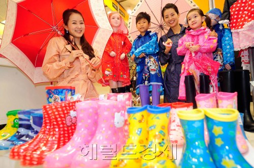 장마가 이어지고 있는 26일 오전 이마트 용산점에서 디자인과 색상이 화려하면서 평상복 위에 어울릴 수 있도록 한 레인코트와 레인부츠가 출시되면서 고객들의 눈길을 끌고 있다. 박해묵 기자/mook@heraldm.com
장마가 이어지고 있는 26일 오전 이마트 용산점에서 디자인과 색상이 화려하면서 평상복 위에 어울릴 수 있도록 한 레인코트와 레인부츠가 출시되면서 고객들의 눈길을 끌고 있다. 박해묵 기자/mook@heraldm.com
