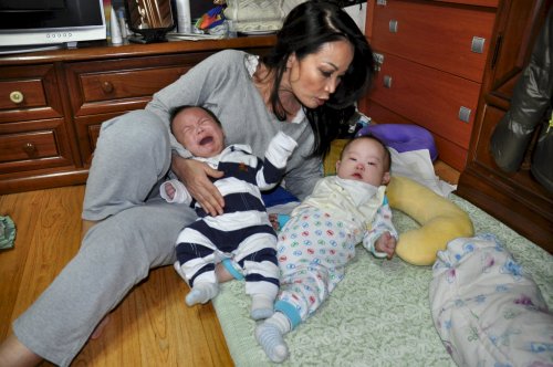 French Embassy Spokesperson and Press Advisor Lydie Bertrand comforts two children at the Jusarang Community Church. (Yoav Cerralbo/The Korea Herald)