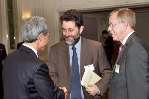 Trade Minister Kim Jong-hoon (left) greets Ignacio Garcia
Bercero (center), EU-Korea FTA chief negotiator and the
European Commission’s director general of trade, and
Ambassador and Head of the European Union Delegation Tomasz
Kozlowski. (EUCCK)
