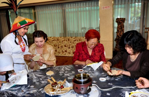 Nayeon Nuradi (seated left), wife of Indonesia First Secretary
Nuradi Noeri, and Lyudmila Fen, doiness of the diplomatic corps
and wife of Uzbekistan Ambassador Vitali Fen, learn how to make
batik clothing during the Indonesian Embassy’s workshop on the
centuries-old dyeing technique. (Wasito Achmad)