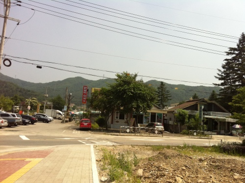 문인(文人) 김유정의 작품 무대가 된 춘천시 신동면 증리 내 실레마을 전경. 경춘선 복선전철의 ‘김유정역’이 들어서며 최근 3~4년 새 땅값이 배 넘게 올랐다. 1종주거지역은 3.3㎡당 300만~400만원이며, 도로변은 3.3㎡당 500만원을 호가한다.