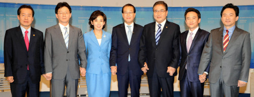 <YONHAP PHOTO-1778> 한나라당 대표최고위원경선 TV토론회 (서울 국회사진기자단=연합뉴스)26일 밤 여의도 KBS에서 열린 한나라당 대표최고위원경선 TV토론회 녹화방송에서 후보들이 토론에 앞서 기념촬영을 하고 있다 . 2011. 6. 26 photo@yna.co.kr/2011-06-26 23:36:45/ <저작권자 ⓒ 1980-2011 ㈜연합뉴스. 무단 전재 재배포 금지.>
<YONHAP PHOTO-1778> 한나라당 대표최고위원경선 TV토론회 (서울 국회사진기자단=연합뉴스)26일 밤 여의도 KBS에서 열린 한나라당 대표최고위원경선 TV토론회 녹화방송에서 후보들이 토론에 앞서 기념촬영을 하고 있다 . 2011. 6. 26 photo@yna.co.kr/2011-06-26 23:36:45/ <저작권자 ⓒ 1980-2011 ㈜연합뉴스. 무단 전재 재배포 금지.>
<YONHAP PHOTO-1778> 한나라당 대표최고위원경선 TV토론회 (서울 국회사진기자단=연합뉴스)26일 밤 여의도 KBS에서 열린 한나라당 대표최고위원경선 TV토론회 녹화방송에서 후보들이 토론에 앞서 기념촬영을 하고 있다 . 2011. 6. 26 photo@yna.co.kr/2011-06-26 23:36:45/ <저작권자 ⓒ 1980-2011 ㈜연합뉴스. 무단 전재 재배포 금지.>
<YONHAP PHOTO-1778> 한나라당 대표최고위원경선 TV토론회 (서울 국회사진기자단=연합뉴스)26일 밤 여의도 KBS에서 열린 한나라당 대표최고위원경선 TV토론회 녹화방송에서 후보들이 토론에 앞서 기념촬영을 하고 있다 . 2011. 6. 26 photo@yna.co.kr/2011-06-26 23:36:45/ <저작권자 ⓒ 1980-2011 ㈜연합뉴스. 무단 전재 재배포 금지.>