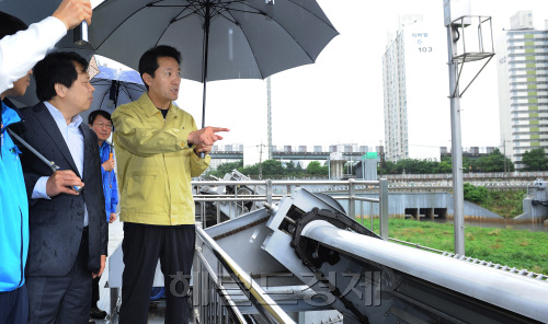 <YONHAP PHOTO-0472> 현장 점검 나선 오세훈 시장
(서울=연합뉴스)  오세훈 서울시장이 25일 오후 서울 구로구 개봉1 빗물펌프장을 방문, 이성 구로구청장 등과 함께 태풍 및 수해 대비 현장을 살펴보고 있다.2011.6.26 << 서울시 >>
photo@yna.co.kr/2011-06-26 11:48:08/
<저작권자 ⓒ 1980-2011 ㈜연합뉴스. 무단 전재 재배포 금지.>
<YONHAP PHOTO-0472> 현장 점검 나선 오세훈 시장<br />    (서울=연합뉴스)  오세훈 서울시장이 25일 오후 서울 구로구 개봉1 빗물펌프장을 방문, 이성 구로구청장 등과 함께 태풍 및 수해 대비 현장을 살펴보고 있다.2011.6.26 << 서울시 >><br />    photo@yna.co.kr/2011-06-26 11:48:08/<br /><저작권자 ⓒ 1980-2011 ㈜연합뉴스. 무단 전재 재배포 금지.>
<YONHAP PHOTO-0472> 현장 점검 나선 오세훈 시장
(서울=연합뉴스)  오세훈 서울시장이 25일 오후 서울 구로구 개봉1 빗물펌프장을 방문, 이성 구로구청장 등과 함께 태풍 및 수해 대비 현장을 살펴보고 있다.2011.6.26 << 서울시 >>
photo@yna.co.kr/2011-06-26 11:48:08/
<저작권자 ⓒ 1980-2011 ㈜연합뉴스. 무단 전재 재배포 금지.>
지난 주말 장마와 태풍의 영향으로 전국에 시간당 최고 30㎜의 비가 쏟아진 가운데 오세훈 서울시장이 서울시내 수해 취약지역을 찾아 현장 점검을 벌였다. 오 시장이 수해 취약지구인 서울 구로구 개봉1동 빗물펌프장을 방문해 이성(왼쪽) 구로구청장의 태풍 및 수해 대비 상황에 대해 설명을 듣고 수해 방지에 만전을 기해 달라고 당부하고 있다.  박현구 기자/phko@