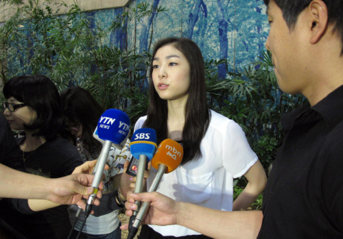 <YONHAP PHOTO-0832> 각오 밝히는 김연아 (서울=연합뉴스) 고동욱 기자 = '피겨 여왕' 김연아(21.고려대)가 2018 평창 동계올림픽 유치를 위한 마지막 프레젠테이션을 하러 아프리카 토고로 떠났다. 김연아가 출국 전 김포공항에서 각오를 밝히고 있다. 2011.6.27 sncwook@yna.co.kr/2011-06-27 09:18:29/ <저작권자 ⓒ 1980-2011 ㈜연합뉴스. 무단 전재 재배포 금지.>
Kim Yu-na speaks to reporters at Gimpo Airport on Monday.    Yonhap News