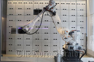 A luggage storage robot at the hotel in New York.
AP-Yonhap News
A luggage storage robot at the hotel in New York.
AP-Yonhap News