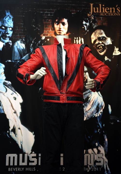 <YONHAP PHOTO-0402> The Michael Jackson's "Thriller" jacket is on display on June 13, 2011 at Julien's Auctions in Beverly Hills, California. Over 600 items representing the biggest names in rock'n'roll will be on auction next June 25 and 26 at Julien's Auctions in Beverly Hills. The most significant highlight of the sale is the Michael Jackson red Thriller jacket, estimated between $200,000 to $400,000. AFP PHOTO / GABRIEL BOUYS /2011-06-14 04:14:50/ <저작권자 ⓒ 1980-2011 ㈜연합뉴스. 무단 전재 재배포 금지.>
The Michael Jackson’s “Thriller” jacket is on display on June 13 at Julien’s Auctions in Beverly Hills, California.  AFP-Yonhap News