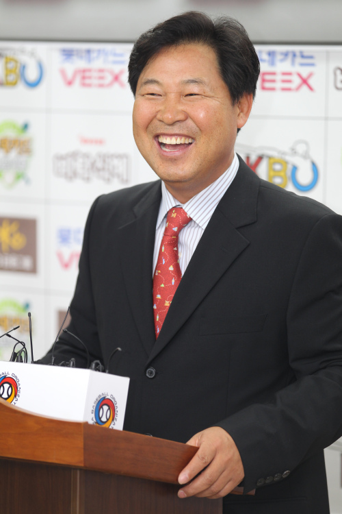 <YONHAP PHOTO-1801> 별중의 별 이만수 (서울=연합뉴스) 서명곤 기자 = '프로야구 30주년 레전드 올스타 베스트 10' 선정 투표 최종 결과에서 1위를 차지한 이만수 SK 와이번스 2군 감독이 27일 오후 강남구 도곡동 KBO에서 소감을 밝히고 있다. 2011.6.27 seephoto@yna.co.kr/2011-06-27 14:46:40/ <저작권자 ⓒ 1980-2011 ㈜연합뉴스. 무단 전재 재배포 금지.>
Lee Man-soo