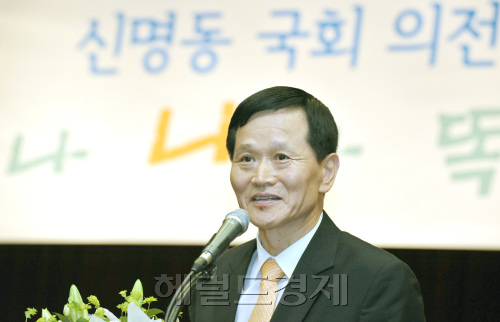 시골 빈농에서 태어나 고졸 학력으로 국회 경위직으로 시작해  의전통역관 시험에 합격 한 후 30년 가까운 의정 외교업무를 마치고 정년퇴임을 앞 둔 신명동 국회 의전통역관이 27일 국회 도서관에서 지나온 발자취를 담은 자서전 "너나 나나 똑같은 머슴이다"  출판기념회에서 인사말을 하고 있다.양동출dcyang@heraldm.com/110627/
시골 빈농에서 태어나 고졸 학력으로 국회 경위직으로 시작해  의전통역관 시험에 합격 한 후 30년 가까운 의정 외교업무를 마치고 정년퇴임을 앞 둔 신명동 국회 의전통역관이 27일 국회 도서관에서 지나온 발자취를 담은 자서전 "너나 나나 똑같은 머슴이다"  출판기념회에서 인사말을 하고 있다.양동출dcyang@heraldm.com/110627/