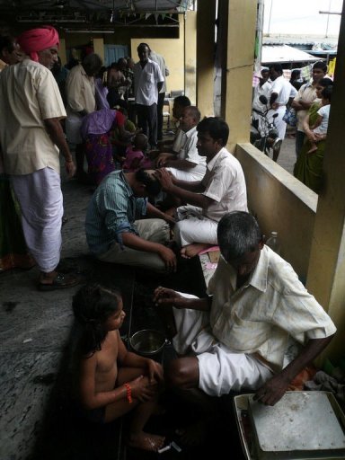 Hindu devotees have their hair cut at the Tiruthani Muragan templein Tamil Nadu. (Karishma Vyas/AFP-Yonhap News)