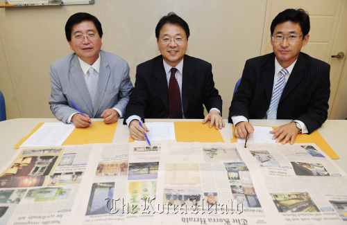 Members of the screening committee for The Korea Herald Readers’ Best Brand Awards 2011 ― Lim Young-kyun (left), professor of marketing at Kwangwoon University, Park Heung-soo (center), professor of marketing at Yonsei University School of Business, and Hwang Chang-young, senior director of strategy marketing of Herald Media ― look over candidates for the awards.    The Korea Herald