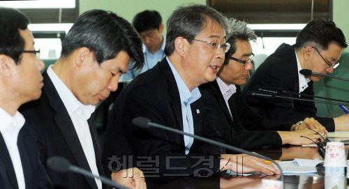 임종룡 기획재정부 차관(가운데)이 28일 정부과천청사에서 열린 물가안정대책회의에서 모두발언을 하고 있다. 박현구 기자phko@heraldm.com 2011.06.28
임종룡 기획재정부 차관(가운데)이 28일 정부과천청사에서 열린 물가안정대책회의에서 모두발언을 하고 있다. 박현구 기자phko@heraldm.com 2011.06.28
정부는 28일 정부과천청사에서 물가안정대책회의를 열었다. 임종룡(가운데) 기획재정부 차관이 회의를 진행하고 있다.
박현구 기자/phko@heraldm.com