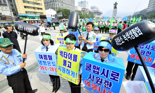 새마을운동중앙회는 28일 오전 서울 세종로 일대에서 고유가 극복과 여름철 전력부족 피해예방을 휘한 에너지절약 실천 캠페인을 벌이고 있다.<br />김명섭 기자 msiron@
새마을운동중앙회는 28일 오전 서울 세종로 일대에서 고유가 극복과 여름철 전력부족 피해예방을 휘한 에너지절약 실천 캠페인을 벌이고 있다.
김명섭 기자 msiron@
새마을운동중앙회 회원들이 28일 오전 서울 세종로 일대에서 고유가 극복과 여름철 전력부족 피해 예방을 위한 에너지절약 실천 캠페인을 벌이고 있다. 김명섭 기자/msiron@heraldm.com