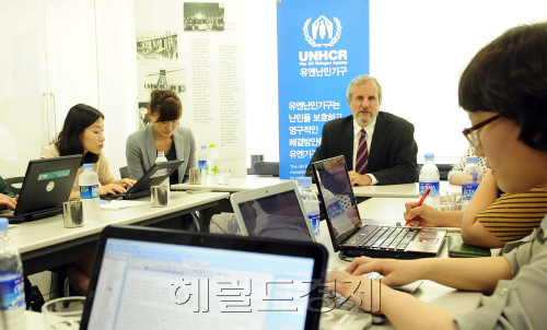28일 오전 알렉산더 알레이니코프 유엔 부난민고등판무관이 국가인권위원회에<br />서 방한기자회견을 가지고 있다. 알레이니코프 유엔 부난민고등판무관은 '난민 <br />지위에 관한 국제협약(1951) 60주년을 맞아, 세계 난민문제와 유엔 난민기구의 <br />활동에 대한 정부와 한국사회에서의 인식 확대와 한국의 역할에 대한 중요성을 알리기 위해 방한했다. 박해묵 기자/mook@heraldm.com
28일 오전 알렉산더 알레이니코프 유엔 부난민고등판무관이 국가인권위원회에
서 방한기자회견을 가지고 있다. 알레이니코프 유엔 부난민고등판무관은 '난민
지위에 관한 국제협약(1951) 60주년을 맞아, 세계 난민문제와 유엔 난민기구의
활동에 대한 정부와 한국사회에서의 인식 확대와 한국의 역할에 대한 중요성을 알리기 위해 방한했다. 박해묵 기자/mook@heraldm.com
28일 한국을 방문한 알렉산더 알레이니코프 유엔 부난민고등판무관이 국가인권위원회에서 기자회견을 갖고 있다. 그는 “국제난민문제해결에 한국정부가 좀더 활발한 역할을 해야한다”고 강조했다. 박해묵 기자/mook@heraldm.com