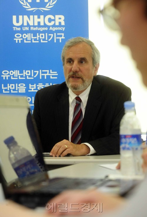 28일 오전 알렉산더 알레이니코프 유엔 부난민고등판무관이 국가인권위원회에<br />서 방한기자회견을 가지고 있다. 알레이니코프 유엔 부난민고등판무관은 '난민 <br />지위에 관한 국제협약(1951) 60주년을 맞아, 세계 난민문제와 유엔 난민기구의 <br />활동에 대한 정부와 한국사회에서의 인식 확대와 한국의 역할에 대한 중요성을 알리기 위해 방한했다. 박해묵 기자/mook@heraldm.com
28일 오전 알렉산더 알레이니코프 유엔 부난민고등판무관이 국가인권위원회에
서 방한기자회견을 가지고 있다. 알레이니코프 유엔 부난민고등판무관은 '난민
지위에 관한 국제협약(1951) 60주년을 맞아, 세계 난민문제와 유엔 난민기구의
활동에 대한 정부와 한국사회에서의 인식 확대와 한국의 역할에 대한 중요성을 알리기 위해 방한했다. 박해묵 기자/mook@heraldm.com