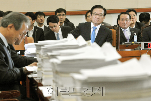 이귀남 법무부 장관과 법사위 소속 의원들이 28일 오전 산적한 계류법안들을 살펴보며 회의시작을 기다리고 있다.양동출dcyang@heraldm.com/110628/
이귀남 법무부 장관과 법사위 소속 의원들이 28일 오전 산적한 계류법안들을 살펴보며 회의시작을 기다리고 있다.양동출dcyang@heraldm.com/110628/
28일 오전 열린 국회 법제사법위원회 전체회의에서 법사위 소속 의원들과 이귀남 법무부 장관이 산적한 계류법안들을 살펴보며 회의를 하고 있다.  양동출 기자/dcyang@heraldm.com
28일 오전 열린 국회 법제사법위원회 전체회의에서 법사위 소속 의원들과 이귀남 법무부 장관이 산적한 계류법안들을 살펴보며 회의를 하고 있다.  양동출 기자/dcyang@heraldm.com