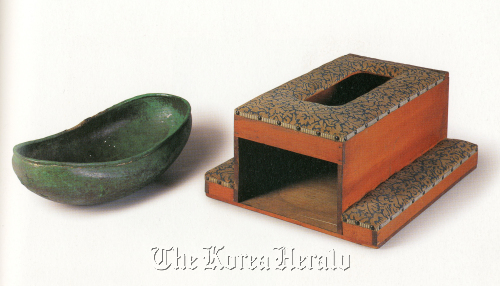 Portable toilet used by the king in Changdeok Palace.  National Palace Museum of Korea