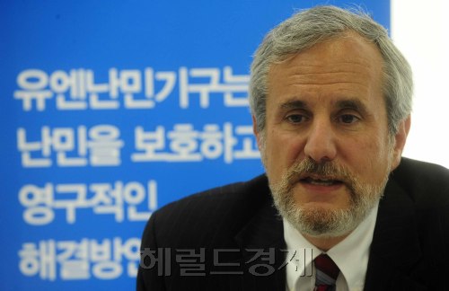 28일 오전 알렉산더 알레이니코프 유엔 부난민고등판무관이 국가인권위원회에<br />서 방한기자회견을 가지고 있다. 알레이니코프 유엔 부난민고등판무관은 '난민 <br />지위에 관한 국제협약(1951) 60주년을 맞아, 세계 난민문제와 유엔 난민기구의 <br />활동에 대한 정부와 한국사회에서의 인식 확대와 한국의 역할에 대한 중요성을 알리기 위해 방한했다. 박해묵 기자/mook@heraldm.com
T. Alexander Aleinikoff
T. Alexander Aleinikoff
T. Alexander Aleinikoff