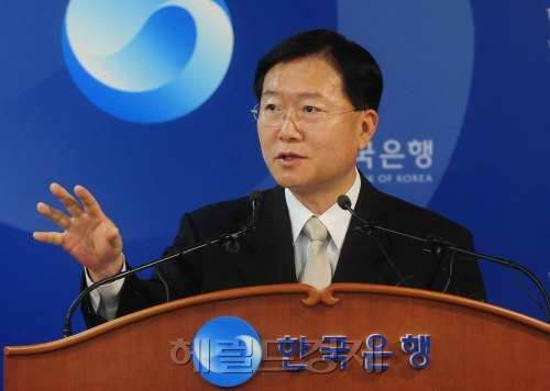 28일 오전 양재룡 한국은행 금융통계부장이 소공동 한국은행 본점 기자실에서 5월 국제수지 동향설명회에서 지난달 경상수지가 7개월만에 최대 흑자를 기록하면서 15개월 연속 흑자 행진을 이어갔으며 지난달 경상수지 흑자 규모는 22억6,000만달러로 전월보다 9억8,000만달러 증가했다고 밝히고 있다. 박해묵 기자/mook@heraldm.com
28일 오전 양재룡 한국은행 금융통계부장이 소공동 한국은행 본점 기자실에서 5월 국제수지 동향설명회에서 지난달 경상수지가 7개월만에 최대 흑자를 기록하면서 15개월 연속 흑자 행진을 이어갔으며 지난달 경상수지 흑자 규모는 22억6,000만달러로 전월보다 9억8,000만달러 증가했다고 밝히고 있다. 박해묵 기자/mook@heraldm.com