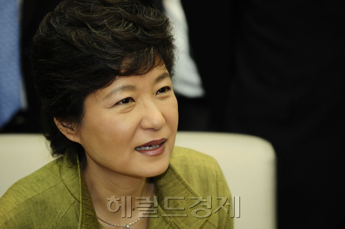 회가 혼란스럽고 친박계의 역할론이 또다시 불거지고 있는 민감한 시기인 가운데 한나라당 박근혜 전 대표가 5박6일간의 몽골 방문을 위해 30일 저녁 인천국제공항을 통해 출국, 지지자들과 이야기를 나누고 있다. 영종도=박해묵 기자 mook@heraldm.com/2009.06.30