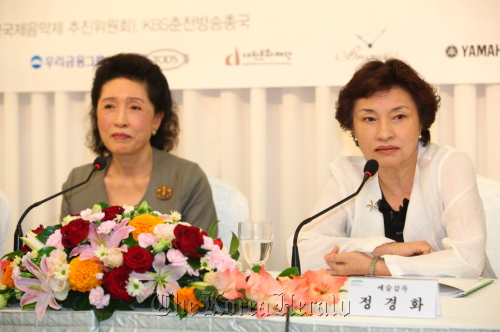 Violinist Chung Kyung-wha (right) and cellist Chung Myung-wha, two artistic directors of the Great Mountains Music Festival & School, at a press conference in Seoul on Tuesday. Communique