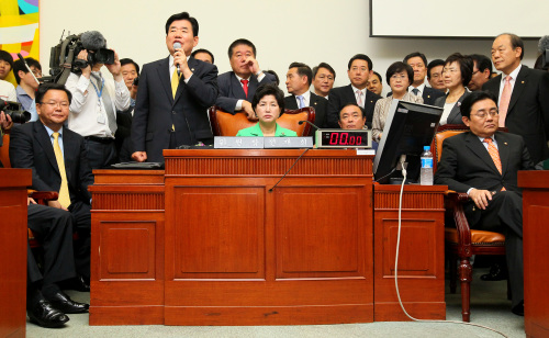 <YONHAP PHOTO-0805> 민주당 문방위 점거 (서울=연합뉴스) 박지호 기자 = 김진표 원내대표 등 민주당 의원들이 28일 KBS수신료 인상안 처리를 반대하며 국회 문화체육관광방송통신위원회 위원장석을 점거하고 있다. 2011. 6. 28 jihopark@yna.co.kr/2011-06-28 14:40:27/ <저작권자 ⓒ 1980-2011 ㈜연합뉴스. 무단 전재 재배포 금지.>
Lawmakers of the main opposition Democratic Party take over the chairperson’s seat of the parliamentary culture committee on Tuesday, boycotting the bill to raise the viewing fee of the state-run broadcaster KBS.  Yonhap News
Lawmakers of the main opposition Democratic Party take over the chairperson’s seat of the parliamentary culture committee on Tuesday, boycotting the bill to raise the viewing fee of the state-run broadcaster KBS.  Yonhap News
Lawmakers of the main opposition Democratic Party take over the chairperson’s seat of the parliamentary culture committee on Tuesday, boycotting the bill to raise the viewing fee of the state-run broadcaster KBS.  Yonhap News