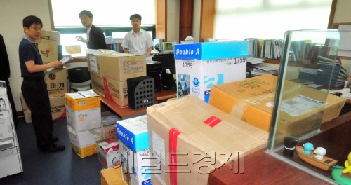 부산저축은행 비리 수사 중인 대검찰청 중앙수사부가 28일 오후 부산저축은행이 관리해오던 신용정보업체인 서울신용평가정보 사무실로 수사관 10여 명을 보내 부산저축은행 관련한 자료와 회계장부, 하드디스크 등 압수수색을 하고 있다. 박해묵 기자/mook@heraldm.com
부산저축은행 비리 수사 중인 대검찰청 중앙수사부가 28일 오후 부산저축은행이 관리해오던 신용정보업체인 서울신용평가정보 사무실로 수사관 10여 명을 보내 부산저축은행 관련한 자료와 회계장부, 하드디스크 등 압수수색을 하고 있다. 박해묵 기자/mook@heraldm.com