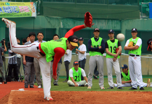 <YONHAP PHOTO-1414> 피칭 테스트 (창원=연합뉴스) 이정훈 기자 = 경남 창원시를 연고로 한 프로야구 제9구단인 '엔씨소프트 다이노스'의 1차 트라이아웃(사전 테스트)이 28일 오후 마산야구장에서 열리고 있다. 한 선수가 다른 선수들이 지켜보는 가운데 피칭 테스트를 받고 있다. 2011.6.28 <<지방기사 참고>> seaman@yna.co.kr/2011-06-28 17:46:25/ <저작권자 ⓒ 1980-2011 ㈜연합뉴스. 무단 전재 재배포 금지.>
A participant throws a ball during the NC Dinos’ open tryout on Tuesday at the Masan Ball Park in Changwon, South Gyeongsang Province.  Yonhap News