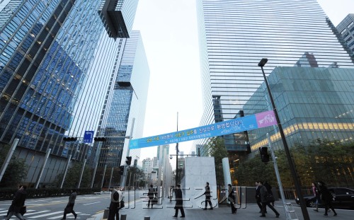 삼성전자가 17일  강남 서초동 신사옥으로 이전하는 것으로 본격적인 '서초동 시대'를 열었다.  태평로 사옥에 삼성이 자리잡은지 30년 만에 직원들이 삼성타운으로 첫 출근하고 있다.박현구기자phko@heraldm.com 2008.11.17