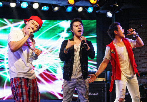 <YONHAP PHOTO-0873> DJ DOC의 뮤지컬 '스트릿 라이프' (서울=연합뉴스) 유용석 기자 = 28일 오후 서울 영등포구 타임스퀘어 엠넷펍에서 열린 뮤지컬 '스트릿 라이프' 제작발표회에서 배우들이 열연하고 있다. 2011.6.28 yalbr@yna.co.kr/2011-06-28 15:02:07/ <저작권자 ⓒ 1980-2011 ㈜연합뉴스. 무단 전재 재배포 금지.>
Actors Gang Hong-seok (from left), Lee Jae-won and Jeong Won-young, who will take the lead roles in the musical “Street Life,” showcase DJ DOC’s “Run To You” at a press conference Tuesday. Yonhap News