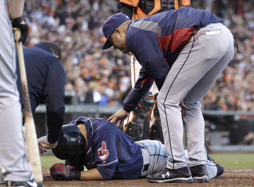<YONHAP PHOTO-1043> Cleveland Indians' Shin-Soo Choo, from South Korea, bottom, is tended to by manager Manny Acta after being hit by a pitch from San Francisco Giants pitcher Jonathan Sanchez in the fourth inning of a baseball game in San Francisco, Friday, June 24, 2011. (AP Photo/Jeff Chiu)/2011-06-25 14:18:19/ <저작권자 ⓒ 1980-2011 ㈜연합뉴스. 무단 전재 재배포 금지.>
Choo Shin-soo lays on the ground after being hit by a pitch from Giants pitcher Jonathan Sanchez on Friday.  AP-Yonhap News