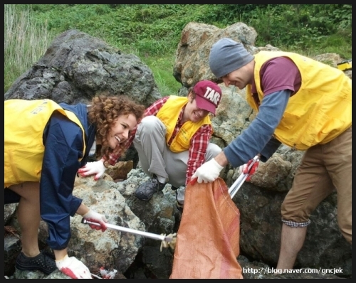 ATEK volunteers help clean Busan’s Igidae beach on Saturday.   ATEK