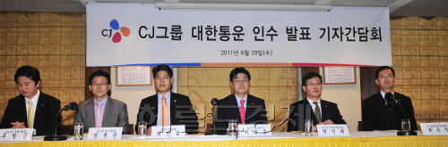 (주)CJ그룹 이관훈 대표이사가 29일 서울 프레스센터에서 대한통운 인수 발표 기자간담회를 갖고 있다.<br />김명섭 기자 msiron@
(주)CJ그룹 이관훈 대표이사가 29일 서울 프레스센터에서 대한통운 인수 발표 기자간담회를 갖고 있다.
김명섭 기자 msiron@