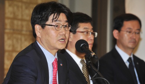 (주)CJ그룹 이관훈 대표이사가 29일 서울 프레스센터에서 대한통운 인수 발표 기자간담회를 갖고 있다.<br />김명섭 기자 msiron@
CJ Group CEO Lee Gwan-hoon speaks at a hurriedly-arranged news conference in Seoul on Wednesday. Park Hyun-koo/The Korea Herald
