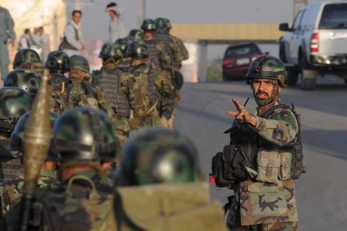 <YONHAP PHOTO-1295> Afghan soldiers walk towards the Intercontinental hotel during a military operation against Taliban militants that stormed the hotel in Kabul on June 29, 2011. Taliban suicide bombers and gunmen attacked the hotel sparking a five-hour battle with Afghan comandos backed by a NATO helicopter in an assault that left at least 10 people dead. AFP PHOTO / Pedro UGARTE /2011-06-29 13:01:03/ <저작권자 ⓒ 1980-2011 ㈜연합뉴스. 무단 전재 재배포 금지.>
Afghan soldiers walk toward the Inter-Continental Hotel during a military operation against Taliban militants that stormed the hotel in Kabul on Wednesday.   AFP-Yonhap News