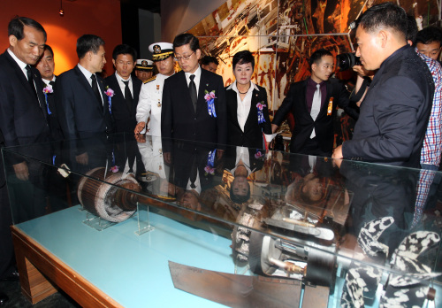 <YONHAP PHOTO-1217> 서해수호관 둘러보는 참석자들 (평택=연합뉴스) 도광환 기자 = 29일 오전 경기도 평택 해군 제2함대에서 열린 제2연평해전 제9주년 기념식을 마친 김황식 총리를 비롯한 참석자들이 이날 개관한 서해수호관을 방문, 천안함 피격 어뢰체를 둘러보고 있다. 2011.6.29 dohh@yna.co.kr/2011-06-29 12:28:44/ <저작권자 ⓒ 1980-2011 ㈜연합뉴스. 무단 전재 재배포 금지.>
Prime Minister Kim Hwang-sik (third from right) and other participants in a ceremony to mark the anniversary of a 2002 naval skirmish look at a North Korean torpedo part ― used to attack the warship Cheonan last year ― on display in Pyeongtaek, Gyeonggi Province, Wednesday.   Yonhap News