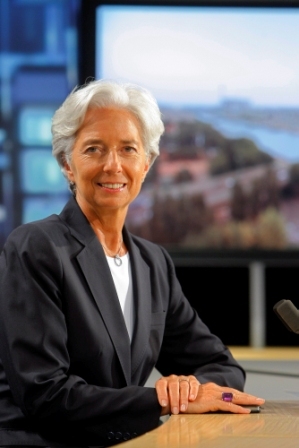 French Finance Minister Christine Lagarde poses before giving a television interview, Tuesday June 28, 2011 in Paris, after she has been chosen to lead the International Monetary Fund. She will become the first female managing director of the global lending organization.(AP-Yonhap News)
