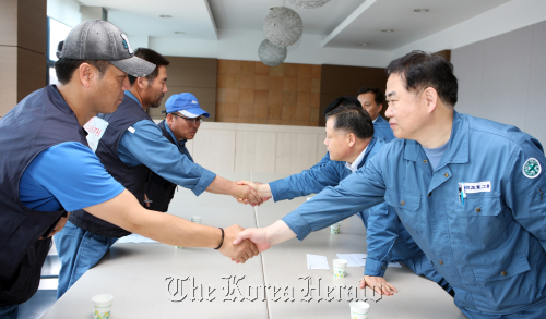 Hanjin Heavy Industries and Construction Co.’s management and union leaders including chief of the company’s shipbuilding business Lee Jae-yong (first from right) and the company’s union leader Chae Gil-yong (left) shake hands after signing a labor-management agreement at the company’s office in Busan on Wednesday.  Yonhap News
Hanjin Heavy Industries and Construction Co.’s management and union leaders including chief of the company’s shipbuilding business Lee Jae-yong (first from right) and the company’s union leader Chae Gil-yong (left) shake hands after signing a labor-management agreement at the company’s office in Busan on Wednesday.  Yonhap News